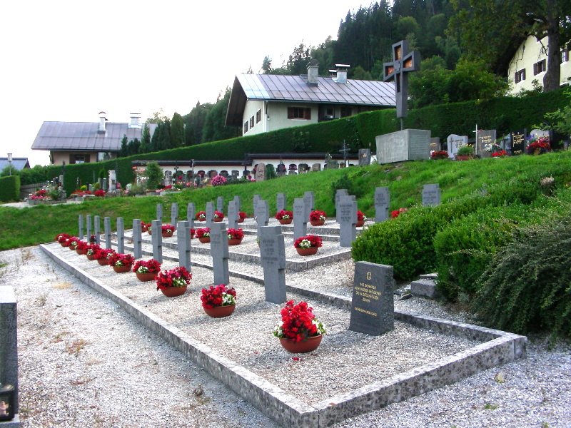 Kriegsgräberstätte in Zell am See by Hubert JOACHIM