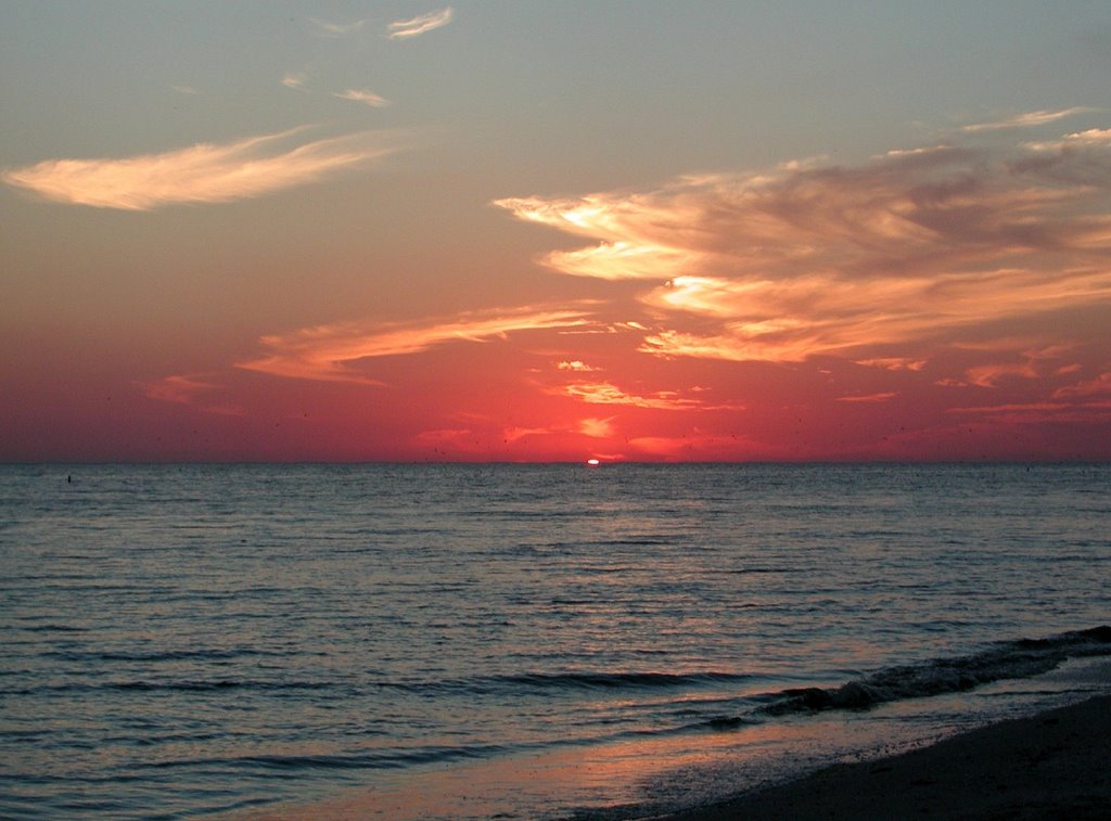 Sunset on the beach by Elliot Kallen