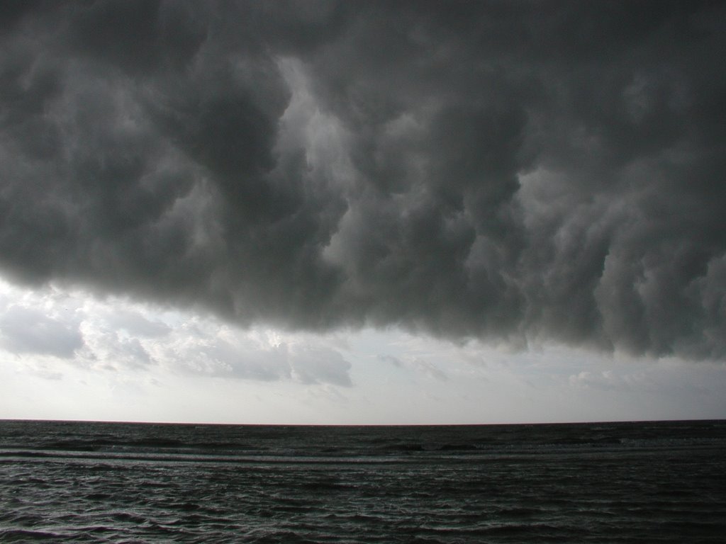 Incoming storm by Elliot Kallen