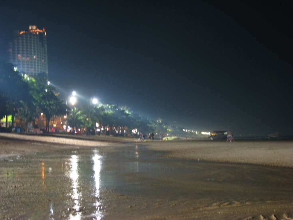 Jomtien beach, backround is Nusa Playa&Spa. Pattaya by slkbruuno