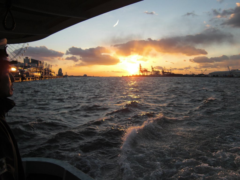 On Osaka Municipal Ferry 　天保山渡 by cross2road