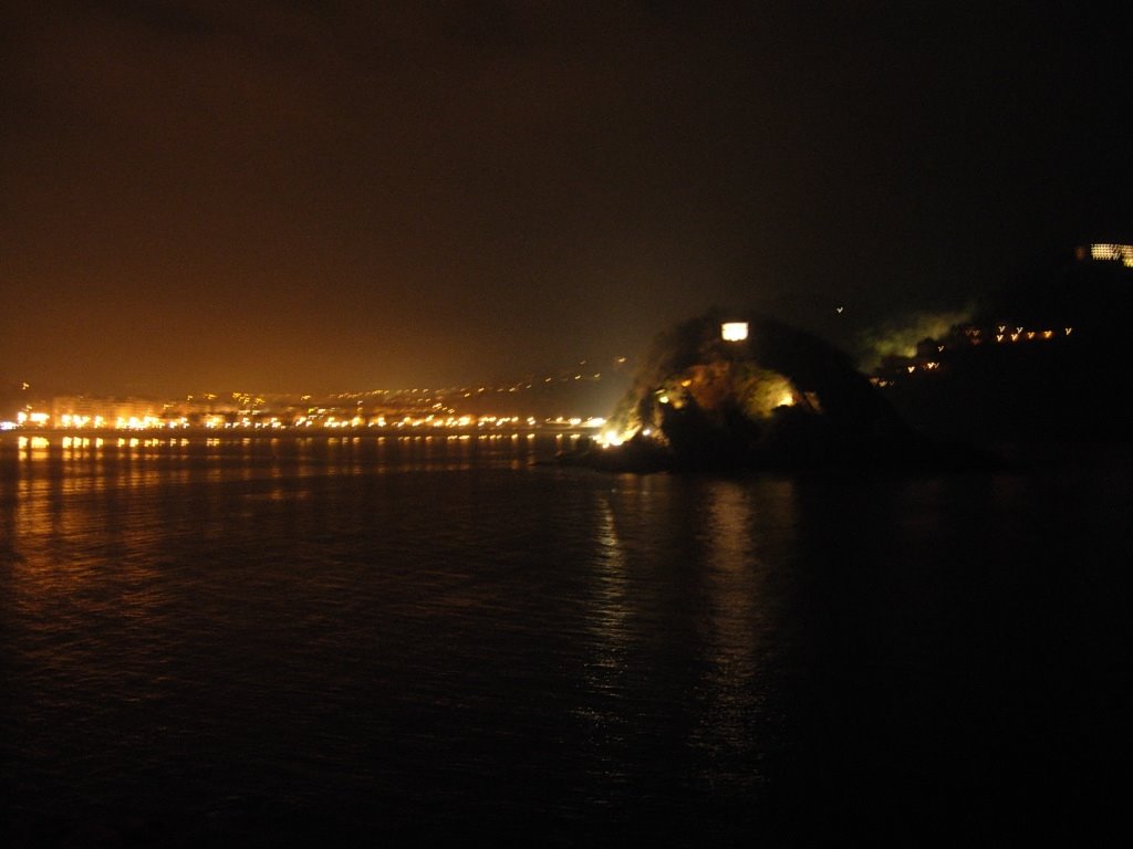 Isla Santa Clara de noche by jonpiorno