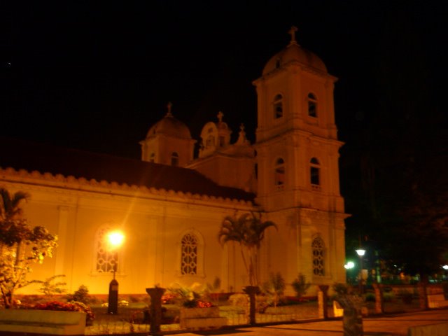 Basílica de Naranjo, vista nocturna by Jerry Murillo