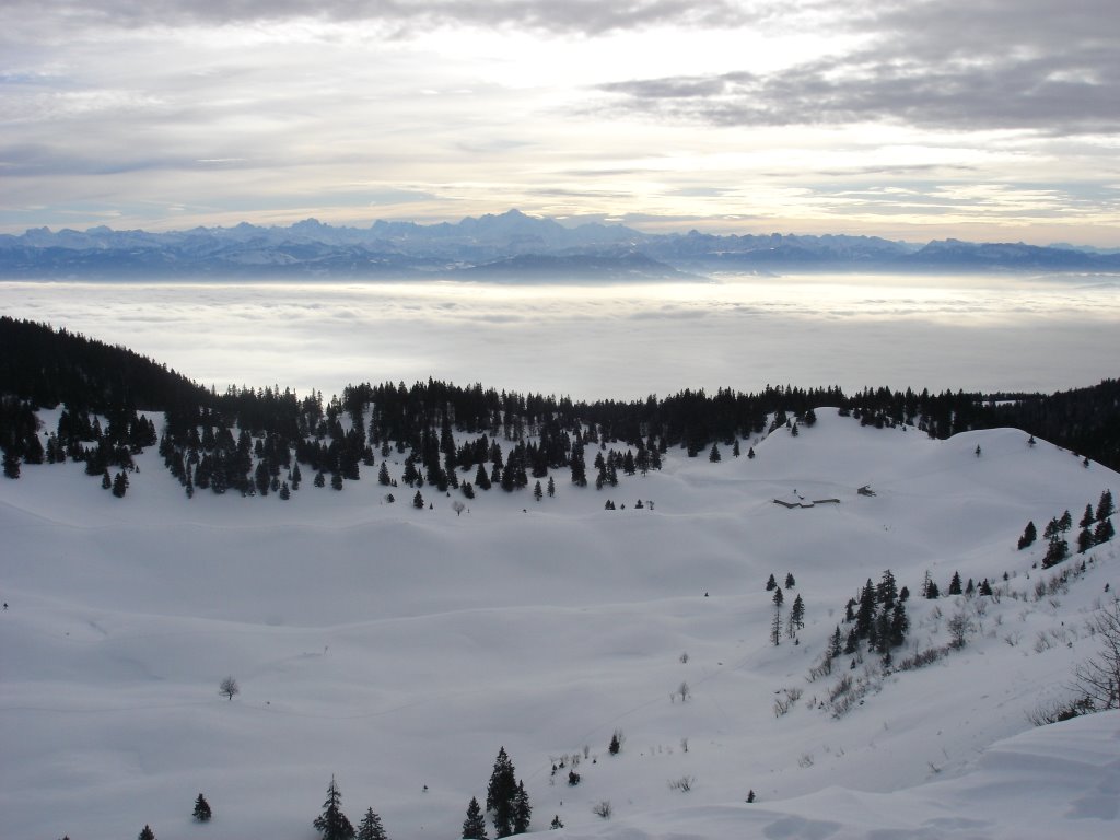 Chaîne du Mont-Blanc depuis La Dôle, en hiver. by voyageurdumonde