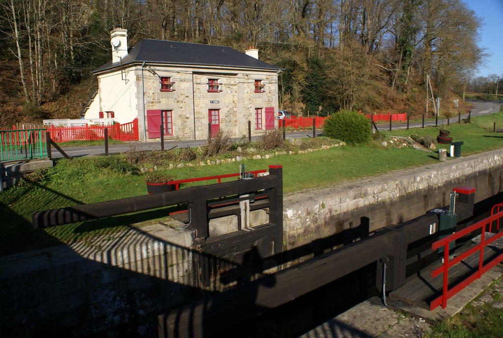 Canal lock at la Ville en Bois by Ewanneil