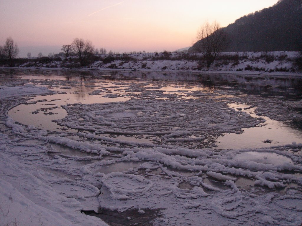 Eisscholler auf der Weser by wassermensch