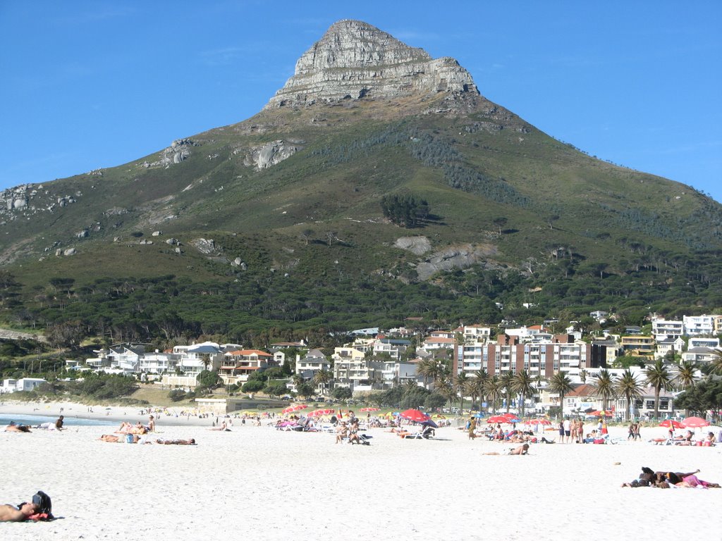 Camps Bay under Lions Head by Sjert