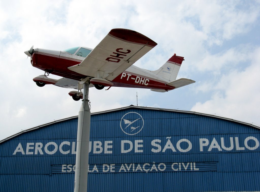 Aeroclube de São Paulo - Campo de Marte - São Paulo, SP, Brasil. by André Bonacin