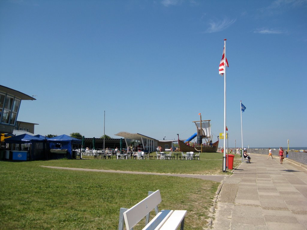 Cuxhaven-Döse - Blick auf den Kinderspielplatz und Freiluftbühne am "Strandhaus Döse" by Robert-68