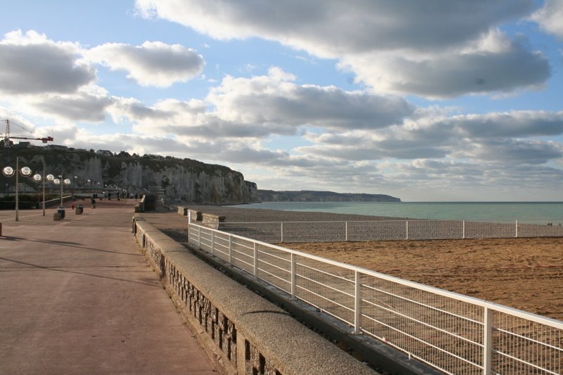 Plage de Dieppe vers L'ouest by So Frenzy