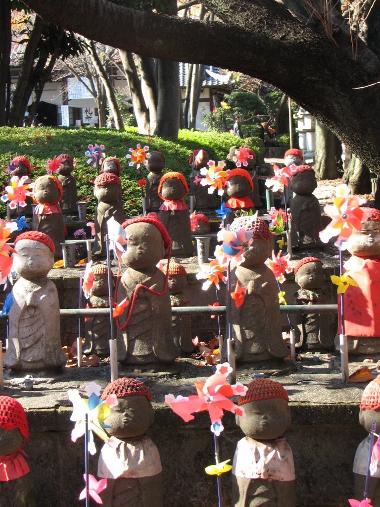 Statues at Zōjō-ji Temple by MrKao