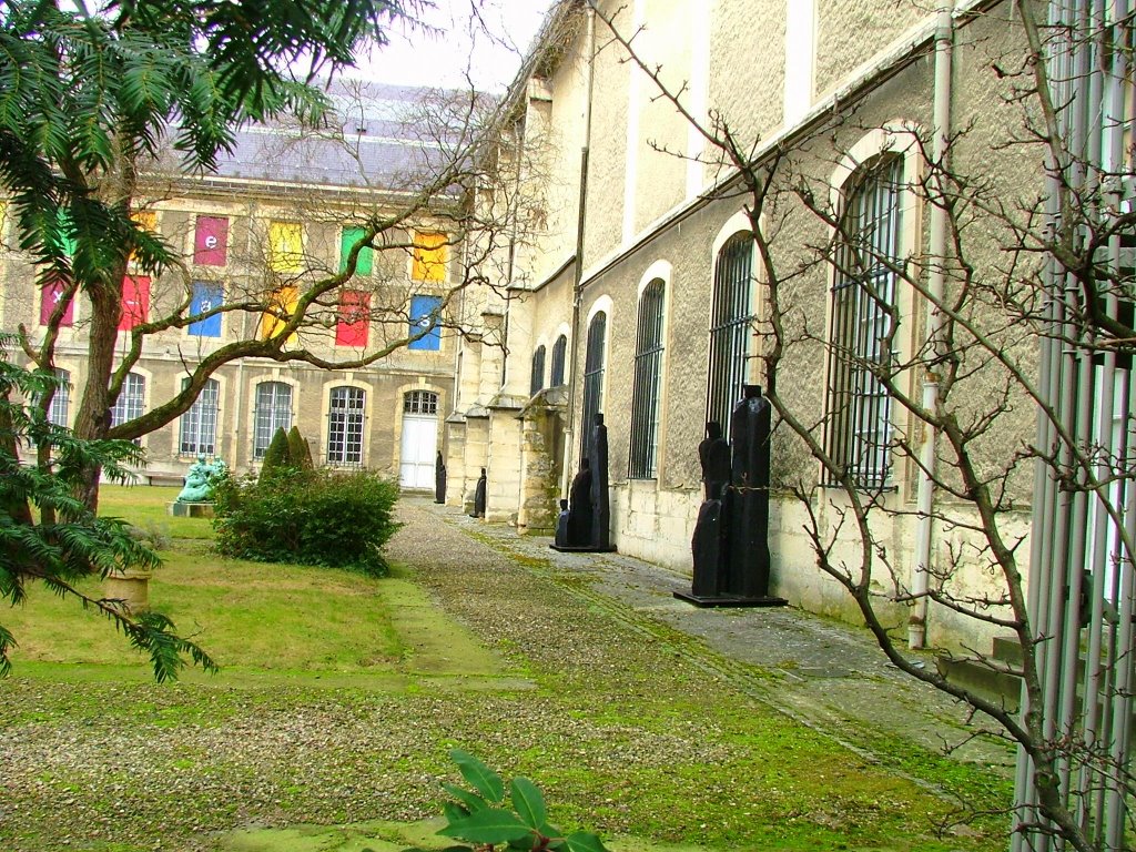 Reims: jardin du musée des Beaux-Arts, sculptures de Christian Lapie by rv8427