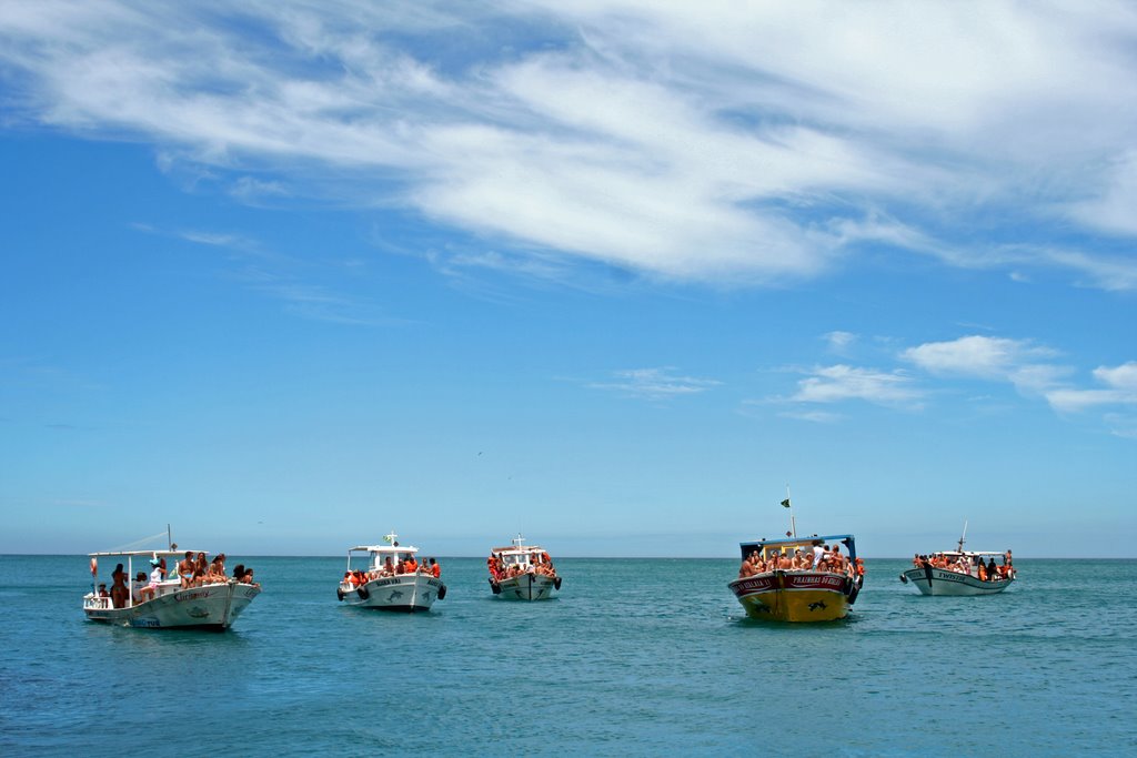 BARCOS ESPERAM PARA ENTRAREM NA GRUTA DO LAGO AZUL - ARRAIL DO CABO - RJ by Edu Lacerda