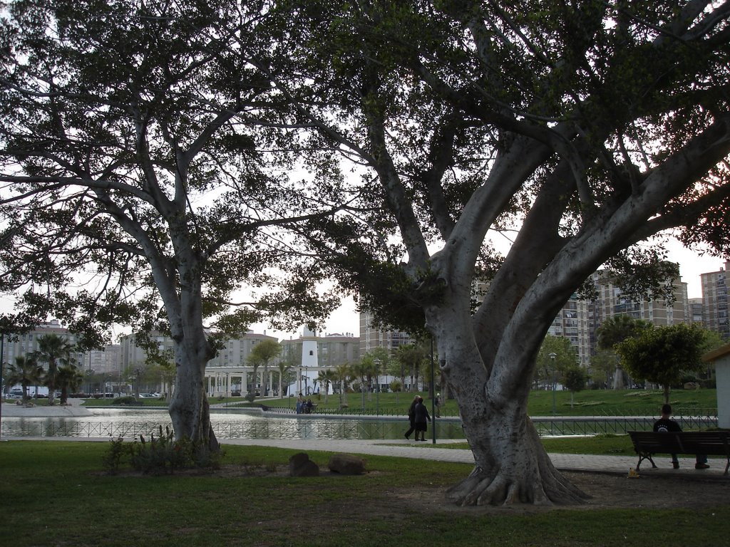 Málaga y su parque de Huelin. by Redi Pérez