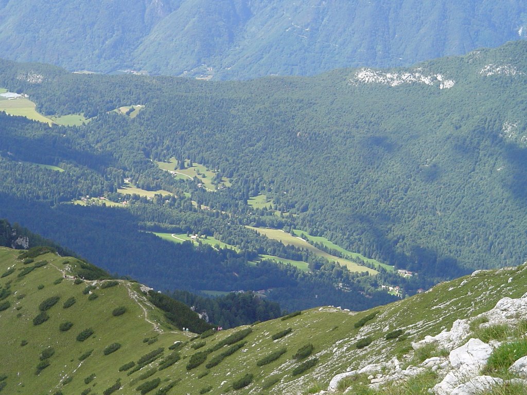 Sentiero verso porta Renzola, val di Sella sullo sfondo by © daks70