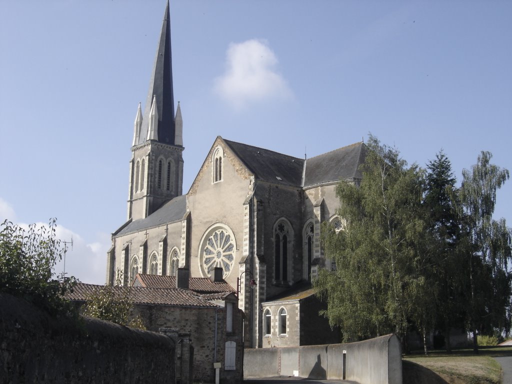 Eglise de Coron by treilleseb