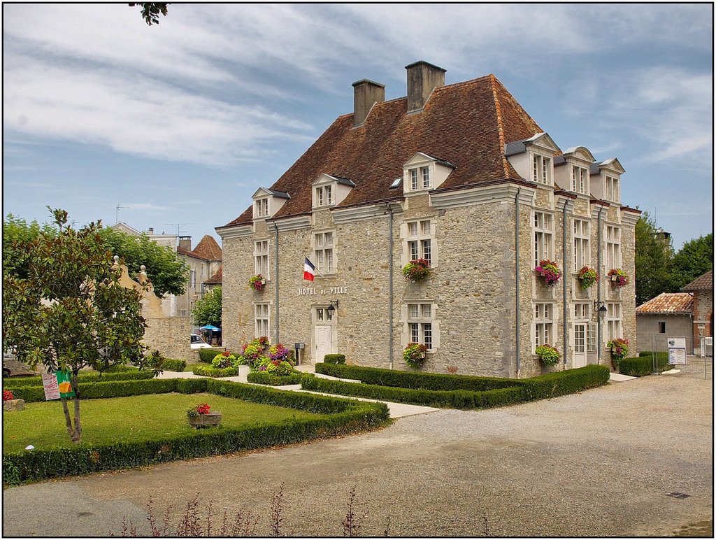 SAUVETERRE-DE-BEARN [64] : Hôtel de Ville. (XVIème siècle) by Michel Chanaud