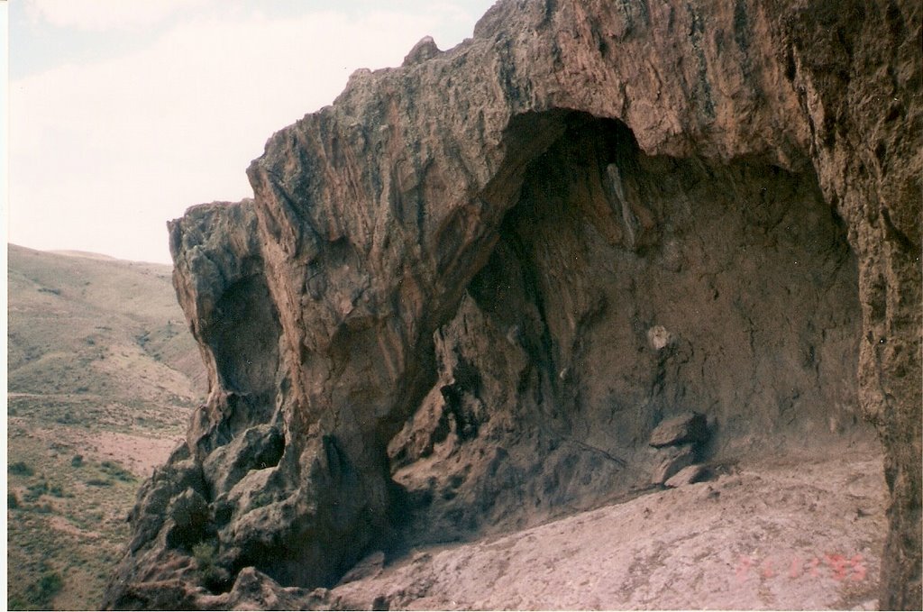 CUEVAS PARAJE PILO LIL NEUQUEN by SERGIO RAUL VIOLA