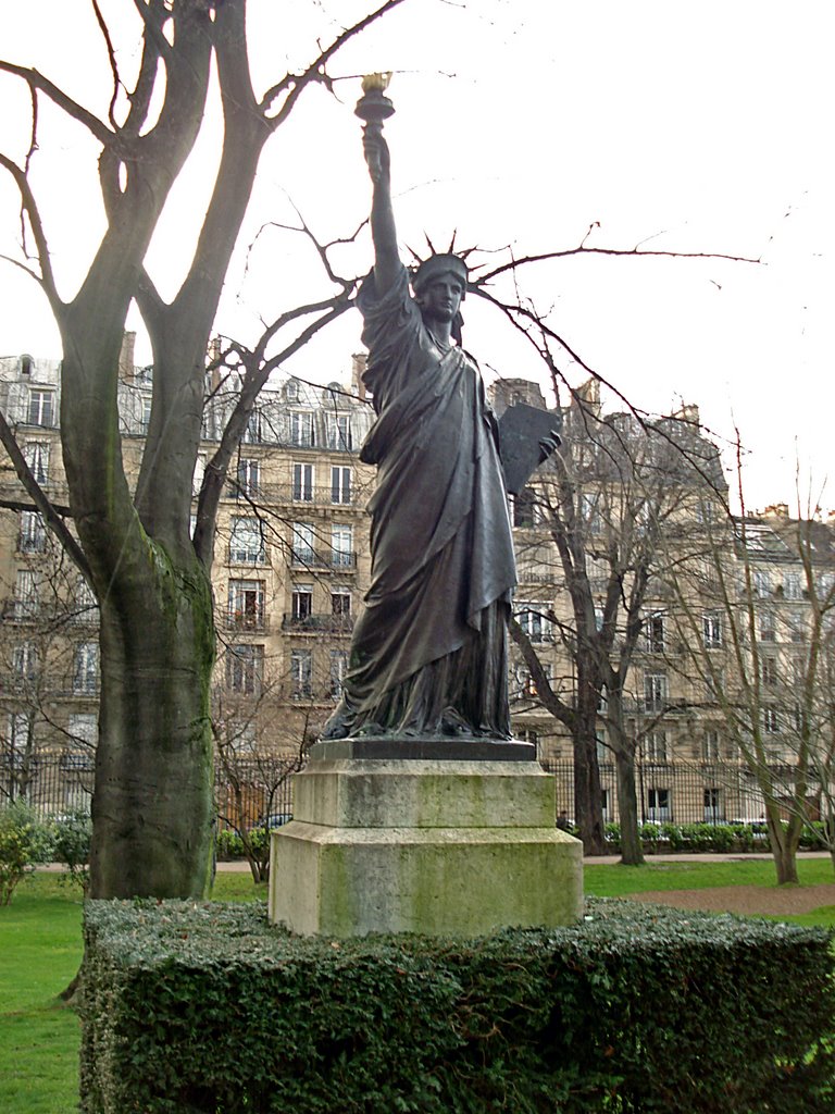 Jardin Luxembourg, Statue de la Liberté by Doreen  V