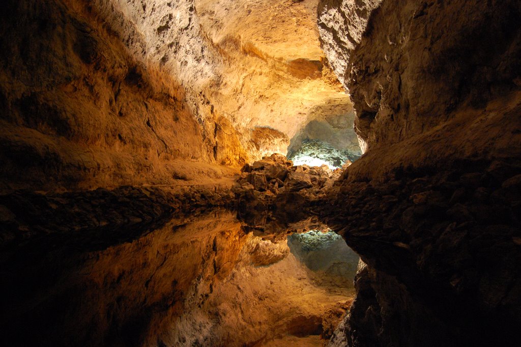 Cueva de los Verdes by ecoeco32