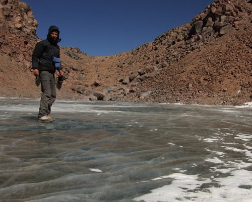 Sur le lac du cratère du Licancabur. www.sempervivum-montagne.com by benoit merlin