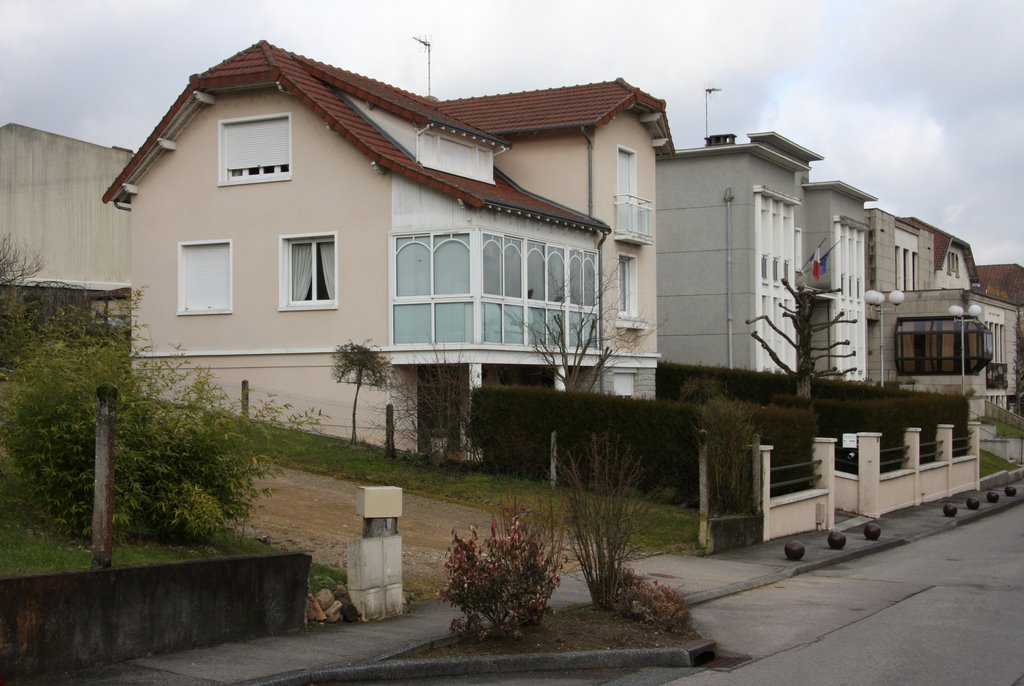 Le Palais-sur-Vienne : rue de la mairie by macrobert