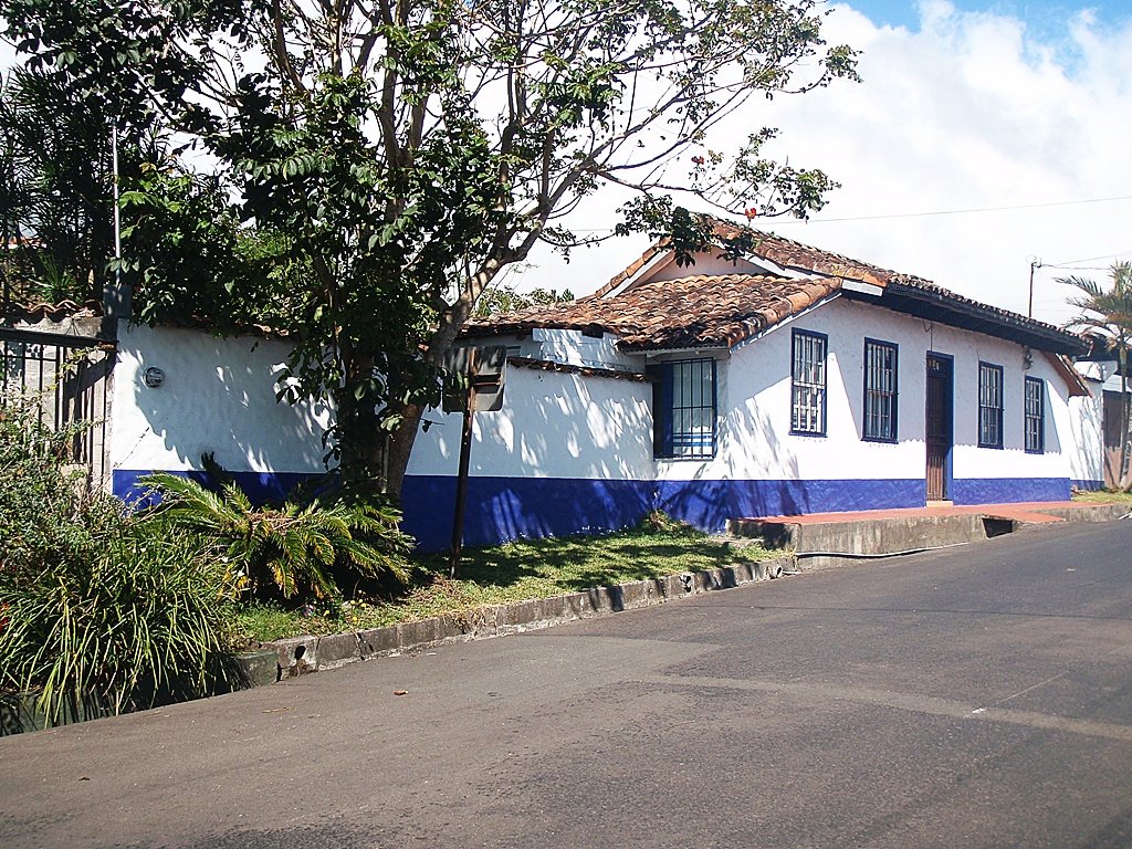 Casa Antigua de barro y Teja-San Isidro de Heredia by Yamil Herrera A