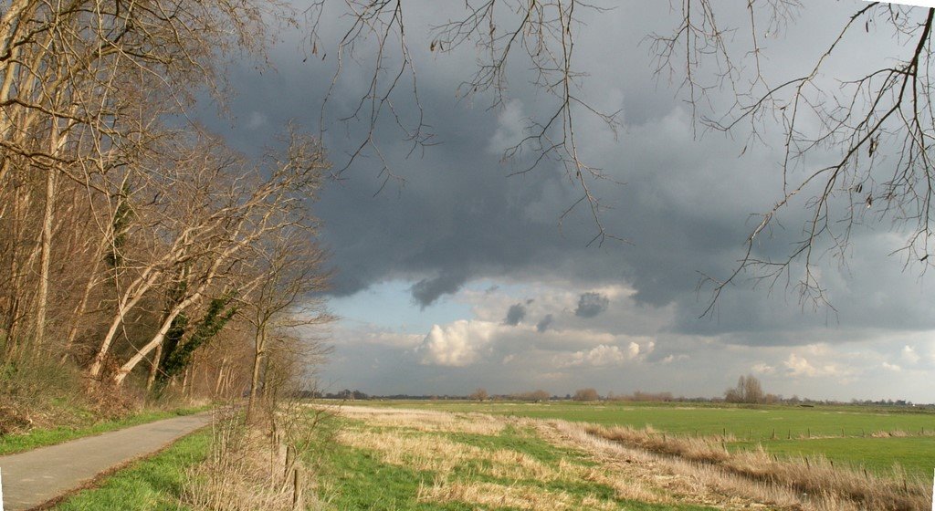 Raincloud appearing at Onderlangs (underneath), border of floodplain and Ice Age morraine by viridiflavus