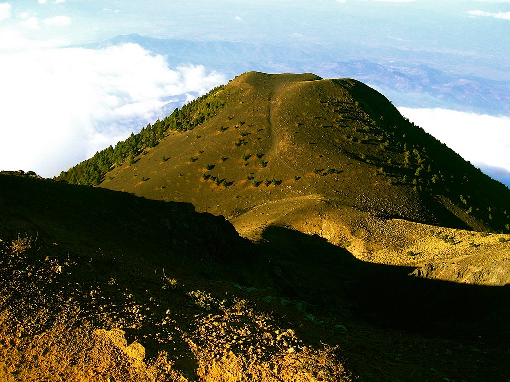 Volcan Acatenango lower peak by AlegreViajero