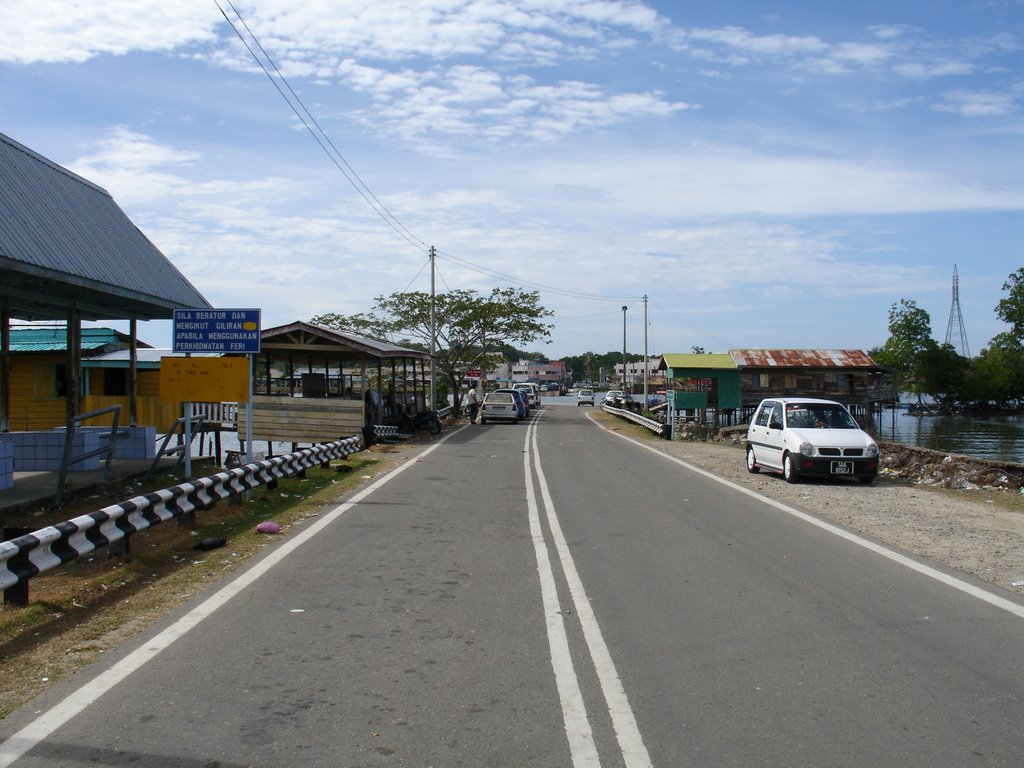 Queueing to cross the river at Kuala Penyu by chuenkay