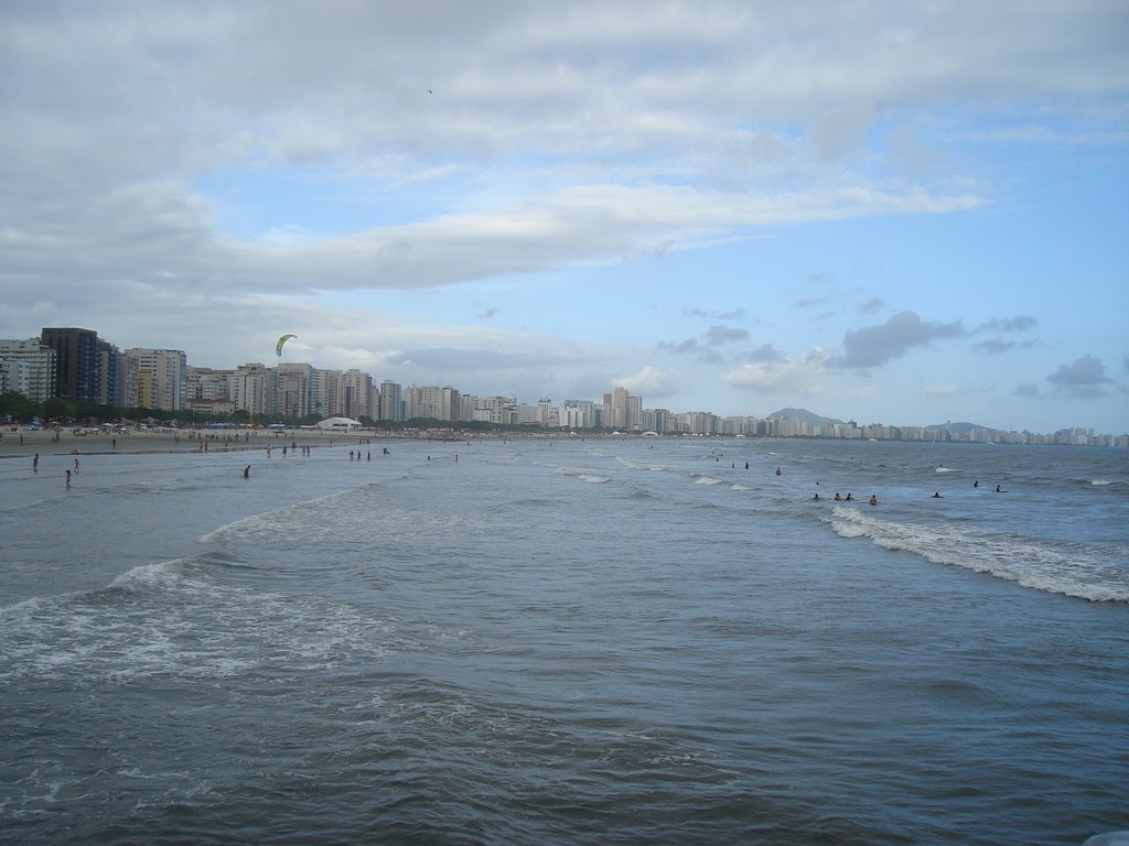 Prática de surf no quebramar de Santos. by j carlos de c. silva