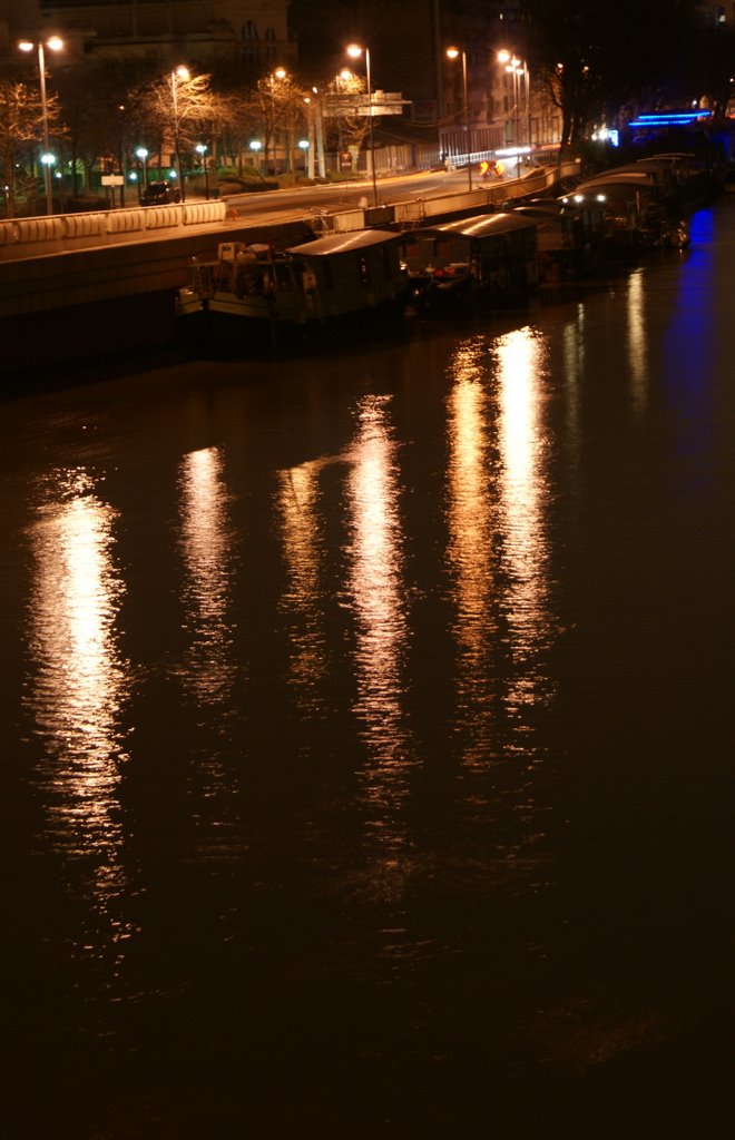 Issy les Mlx. la nuit, reflets des lumières de la ville by kristographies-Kristof