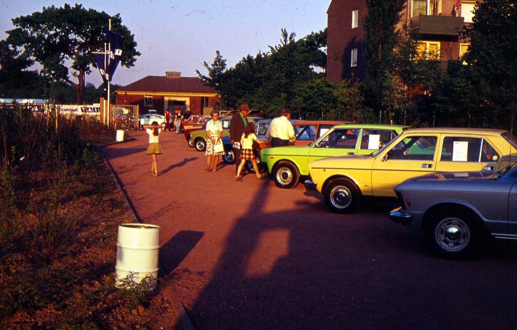 1975 	FIAT Sonderschau im Rahmen der Eröffnung der Bezirksportanlage Großenbaumer 	Allee vom 06. – 10.06.1975 (mit der Bundesliga-Mannschaft des MSV) by lightolder