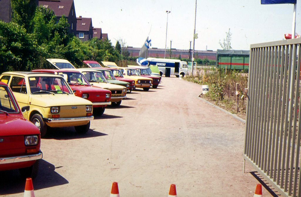 1975 	FIAT Sonderschau im Rahmen der Eröffnung der Bezirksportanlage Großenbaumer 	Allee vom 06. – 10.06.1975 (mit der Bundesliga-Mannschaft des MSV) by lightolder