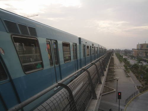 Tren del Metro saliendo de la estacion EL MIRADOR de la linea 5 by rodrigo_dibujo&arqui…