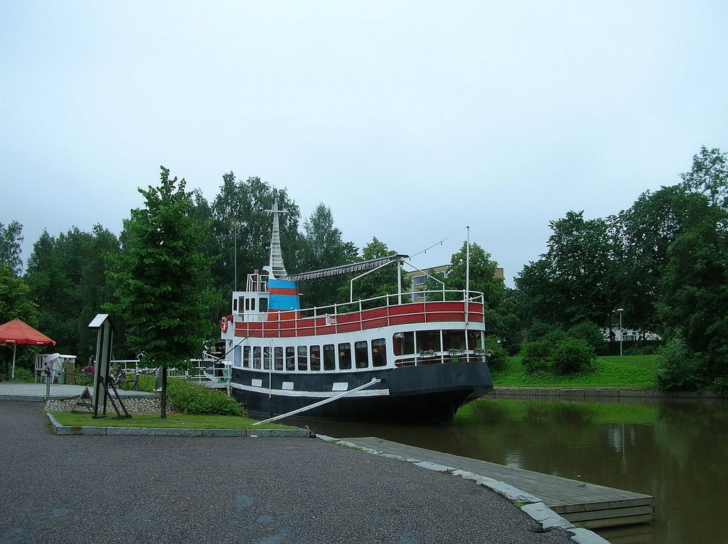 Restaurant boat by Petteri Kantokari