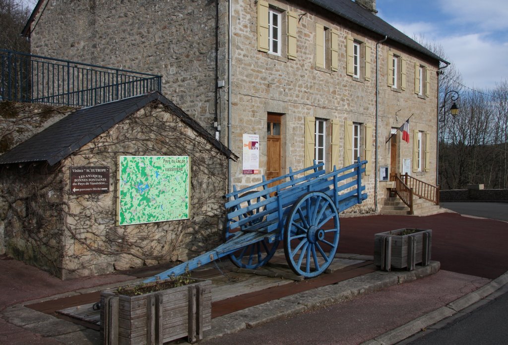 Beaumont-du-Lac : place de la mairie by macrobert