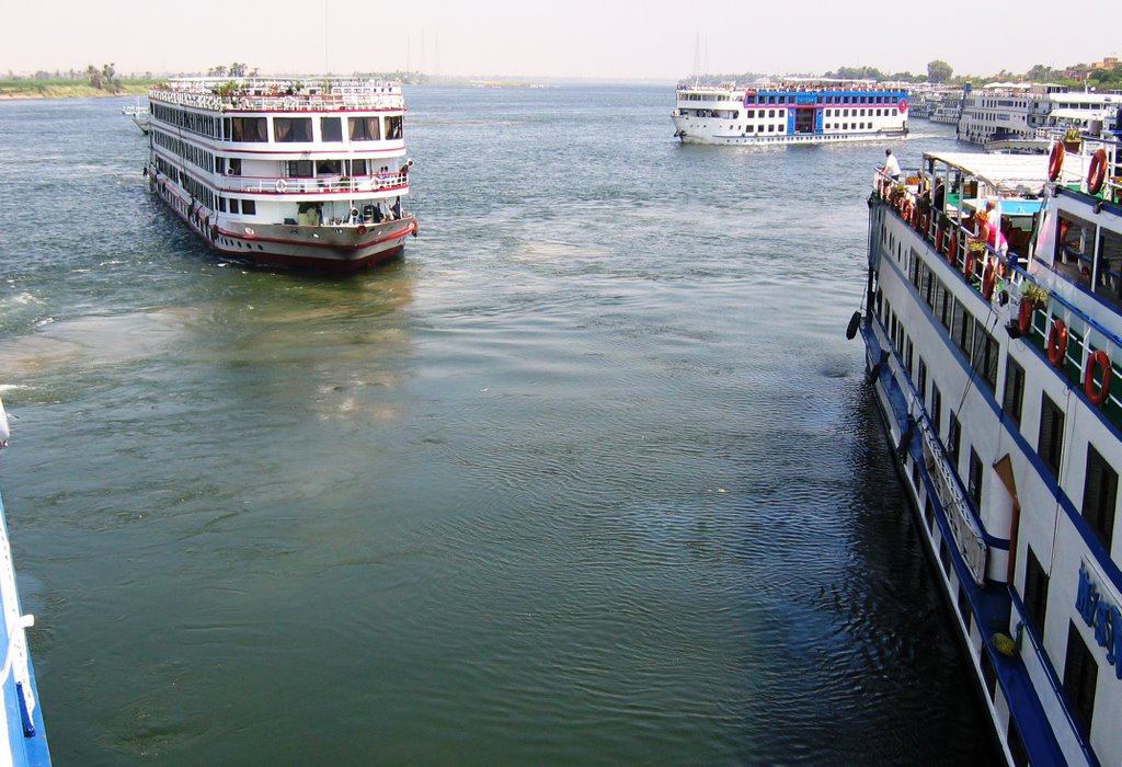 Traffic jam on Nil (Luxor 2004.) by selesi