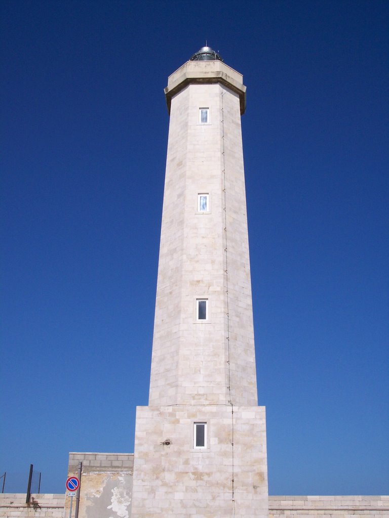 Il faro del porto by michele dicataldo