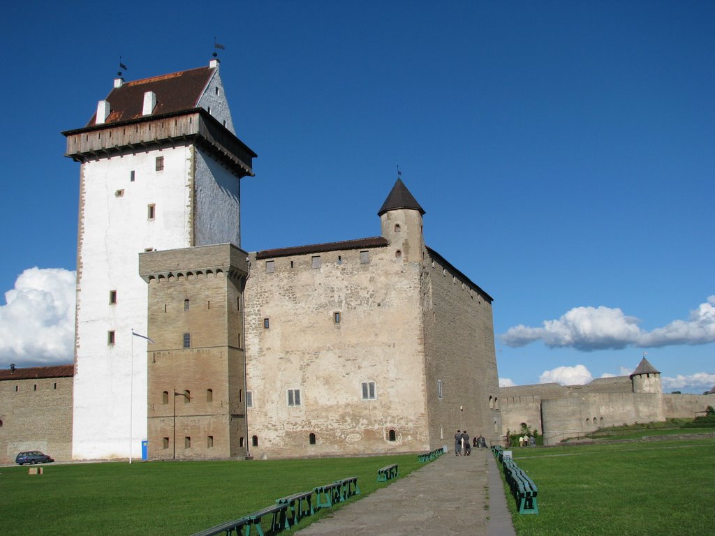 Castel, Narva, Estonia by mjs77