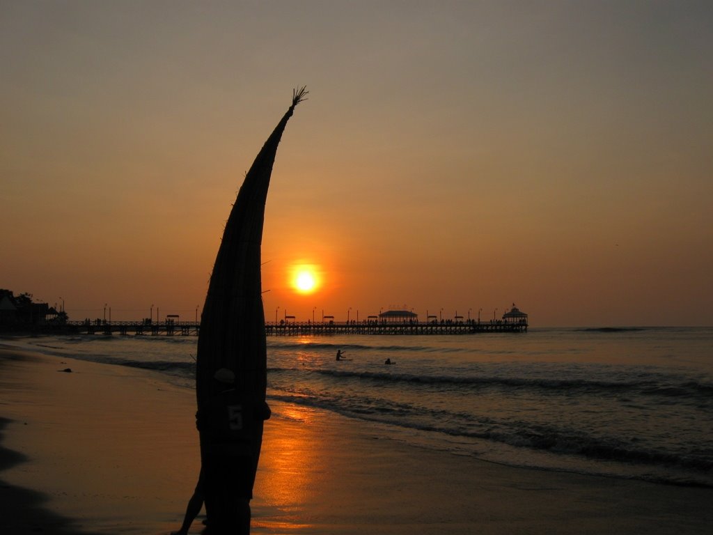 Huanchaco al atardecer by Jorgelino Vega