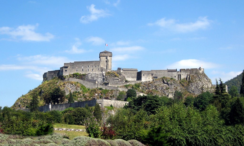 Le château fort de Lourdes by RF Rumbao