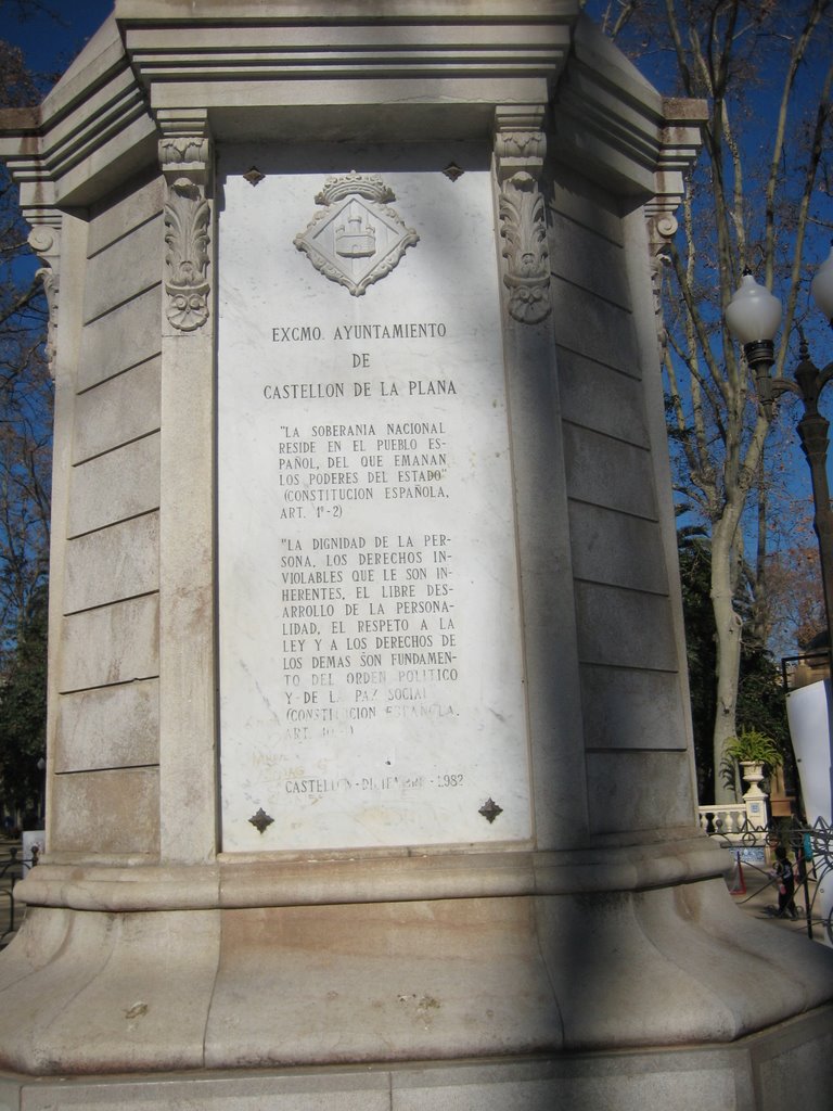 Obelisco en el Paseo de Ribalta deCastellon by miguel bernat armiño