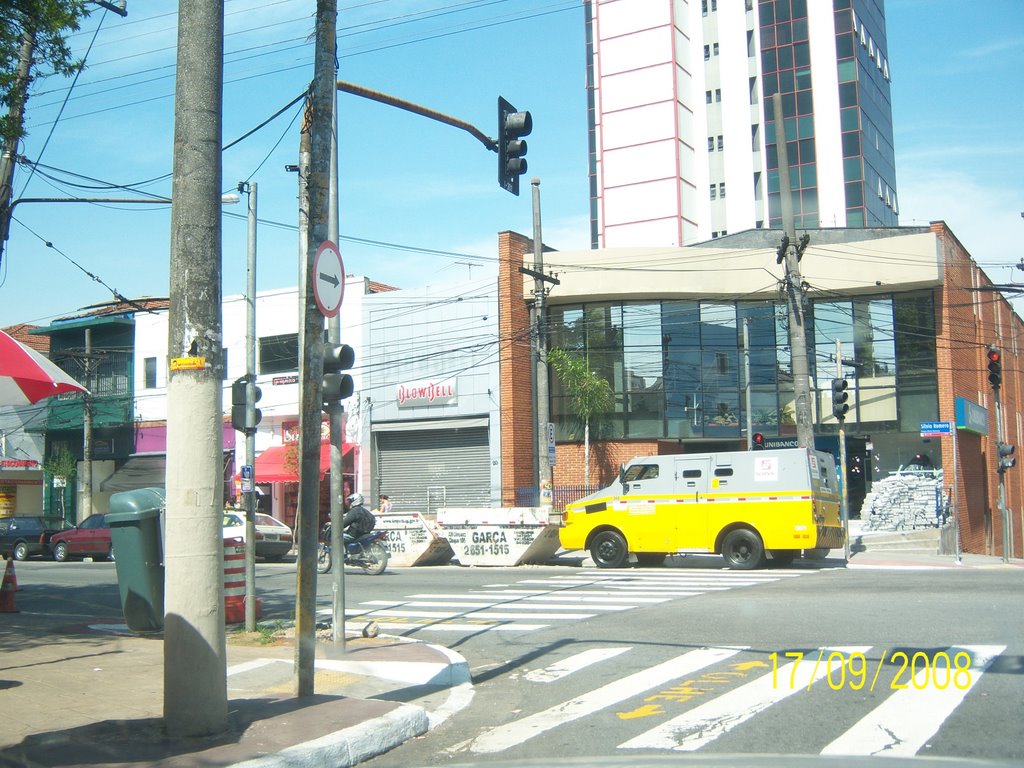 Esquina da Rua Tuiuti. by Semeão.