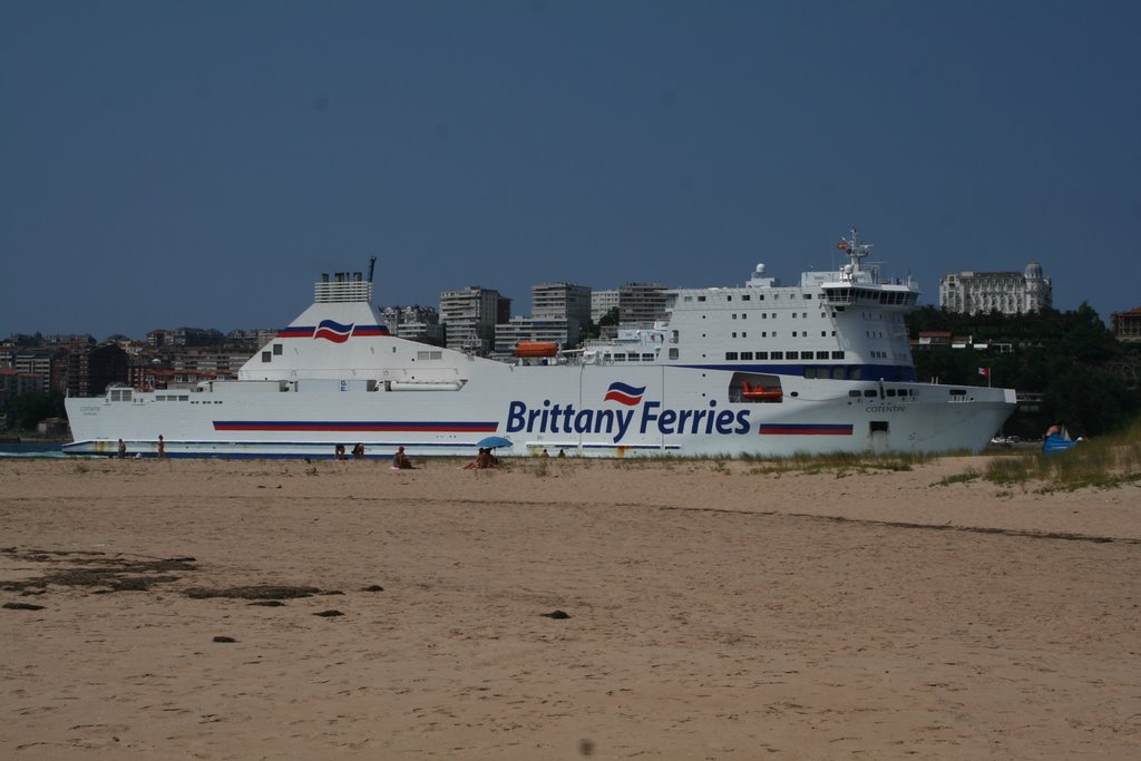 El Ferry sobre El Puntal by julien S