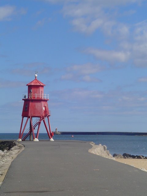 The Groyne Lighthouse by Thomas58