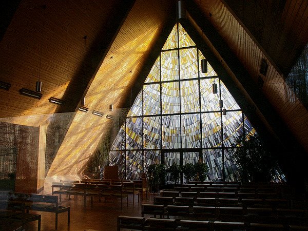 Friedhofskapelle Innenraum by bmefotode