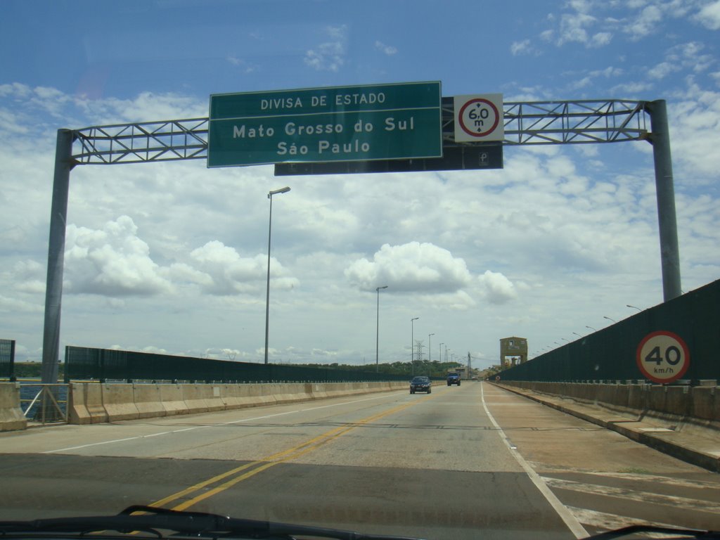 A placa indica divisa entre os Estado de Mato Grosso do Sul e São Paulo junto a Usina Hiderlétrica Sérgio Mota by Paulo Yuji Takarada