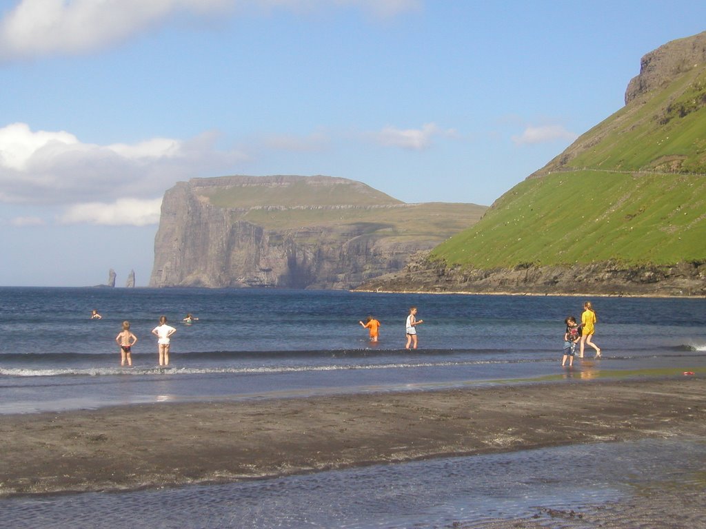 Tjørnuvík beach (looking NE) by Janus Isfeldt