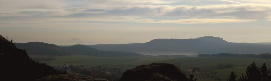 Die Zschirnsteine und der Rosenberg mit Herbstnebeln vom Gohrischstein gesehen by axel förster